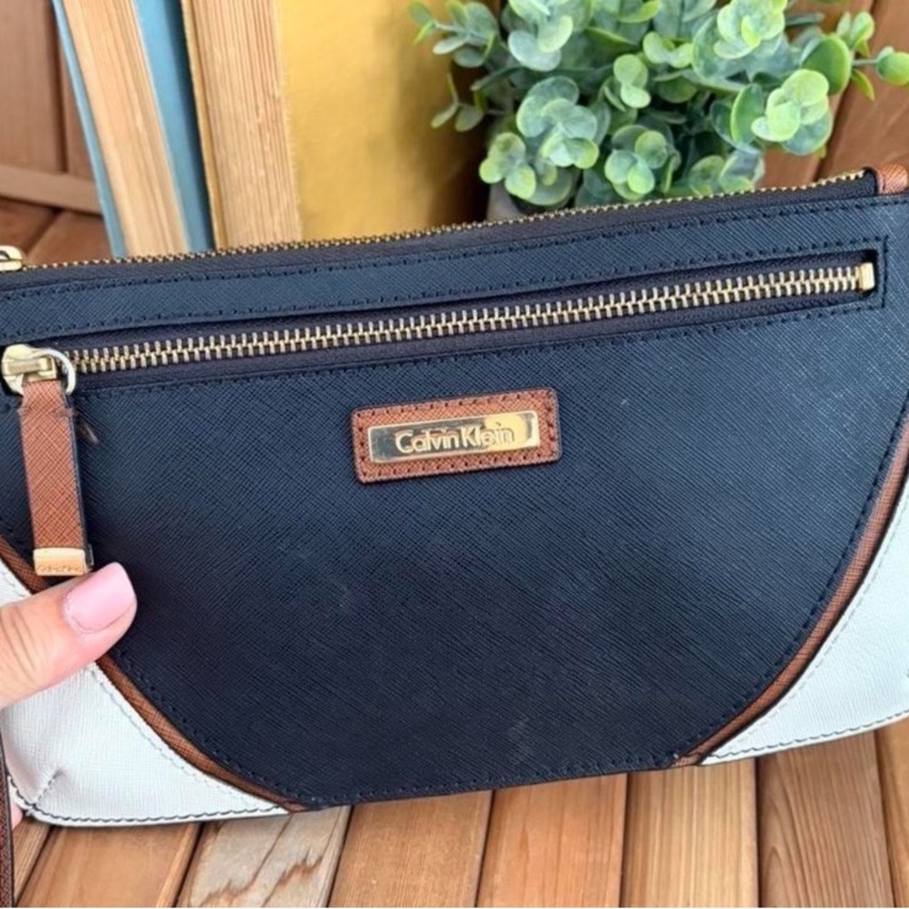 Calvin Klein Wallet Wristlet Clutch Colorblock Black Cream Brown Gold Zip - Picture 1 of 3